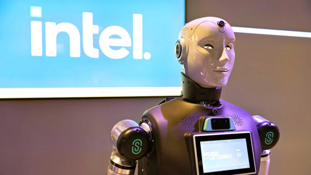 Intel richtet sich neu aus: Mit unabhängiger Auftragsfertigung, modernen KI-Prozessoren und einem harten Sparkurs soll der Anschluss an die Branchenspitze gelingen. Der Unternehmensumsatz dürfte 2026 erstmals seit Jahren wieder wachsen – um elf Prozent auf 58,7 Milliarden Dollar.