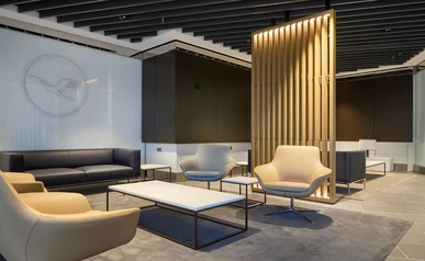 Neu gestalteter Wartebereich der Lufthansa nach Check-in für High-Class-Kunden 