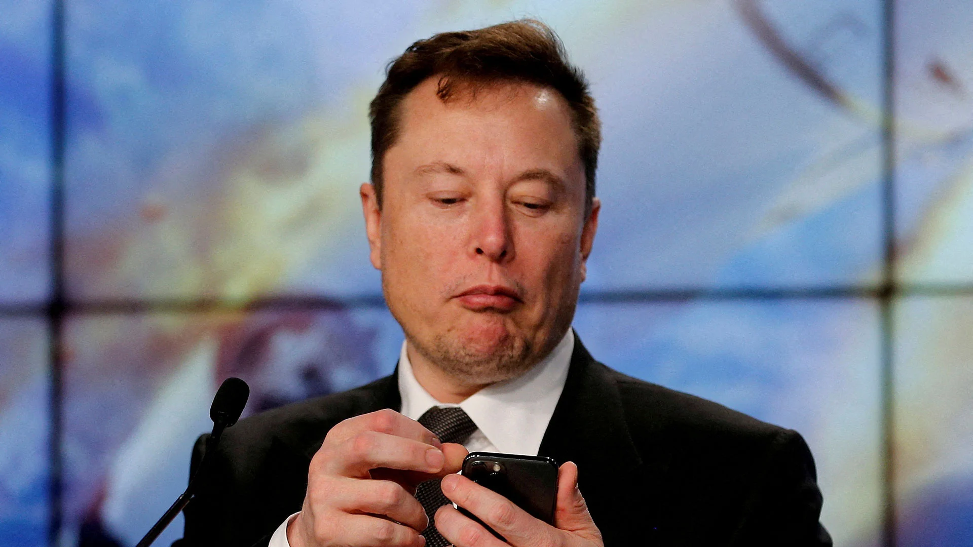 Muss Elon Musk wegen Twitter&#8209;Übernahme weitere Tesla&#8209;Aktien verkaufen? (Foto: JoevSkipper/REUTERS)