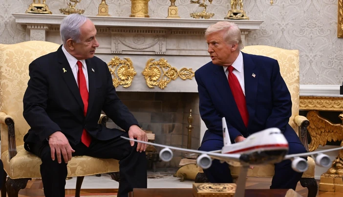 Trump platzierte demonstrativ ein Modell seiner ersehnten neuen 'Air Force One' beim Treffen mit Benjamin Netanjahu im Oval Office am 07.04.25.