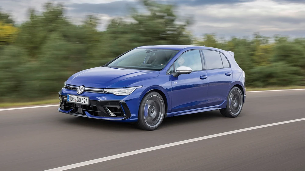 Der neue Volkswagen Golf 8 R in blau fährt auf der Straße