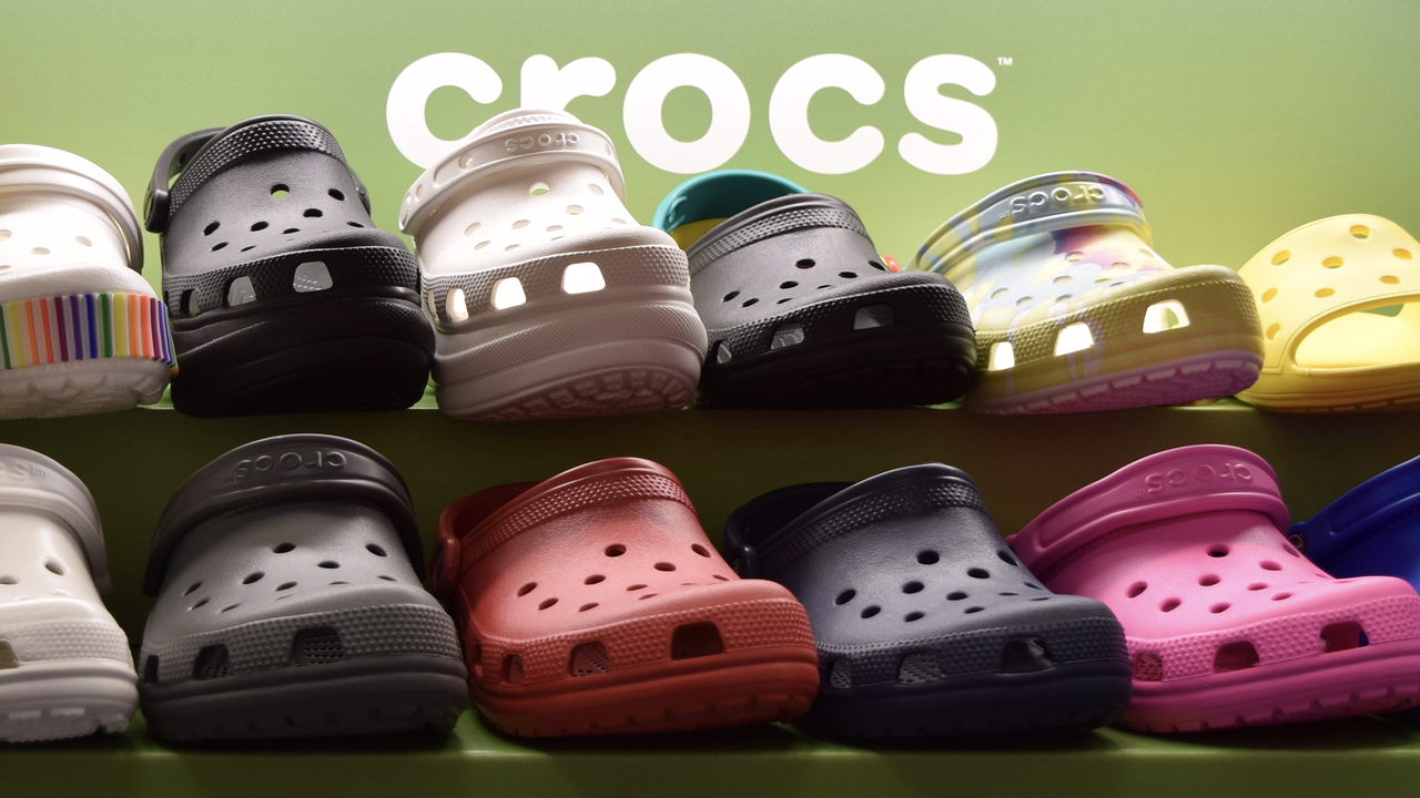 Crocs-Aktie: Gute Aussichten, doch Gummischuh-Konzern steht unter Druck 