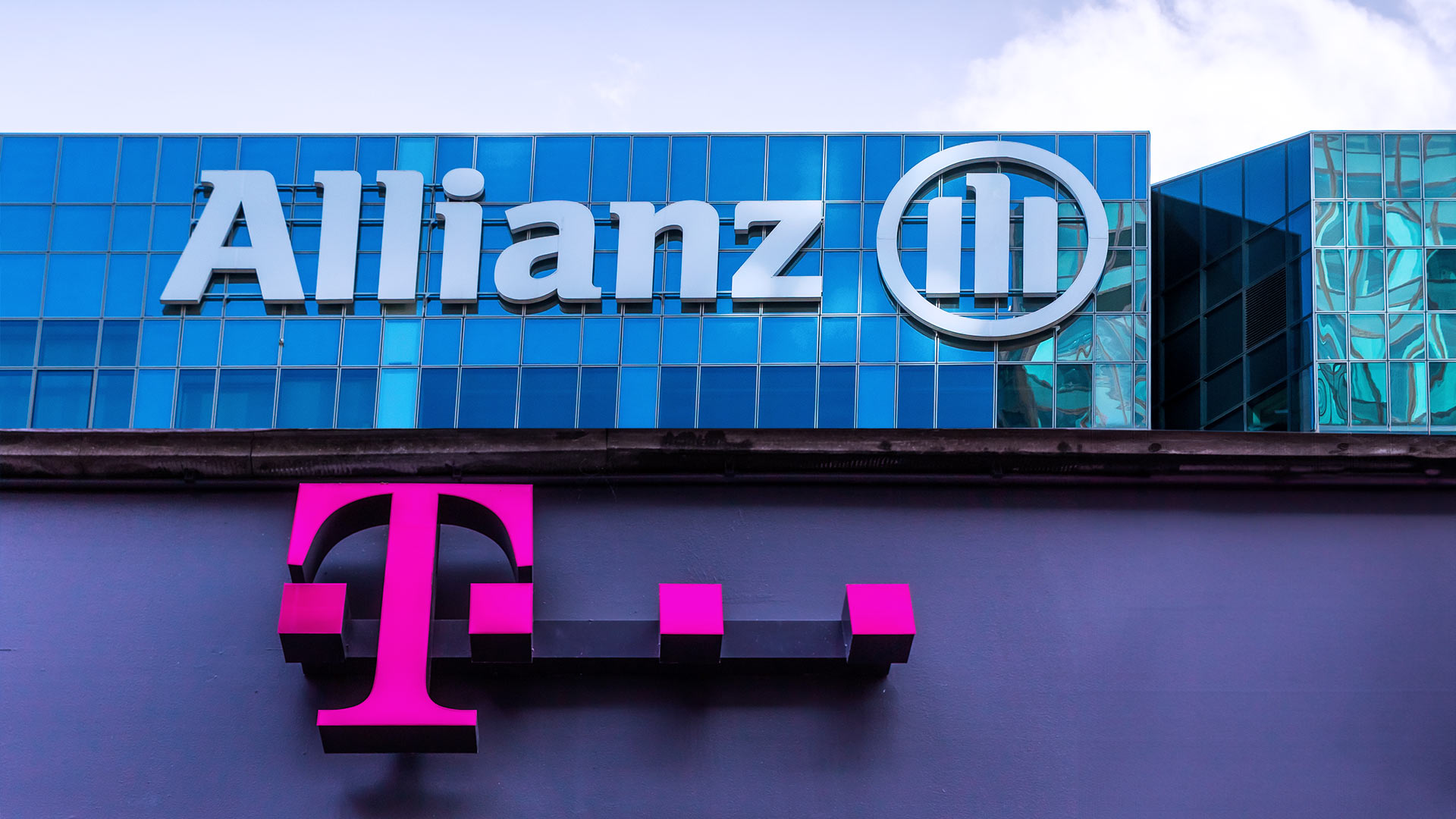 Allianz und Deutsche Telekom: Das ist das Zeichen für beide deutschen Aktien (Foto: Photos by D/Shutterstock, HJBC/Shutterstock [M])