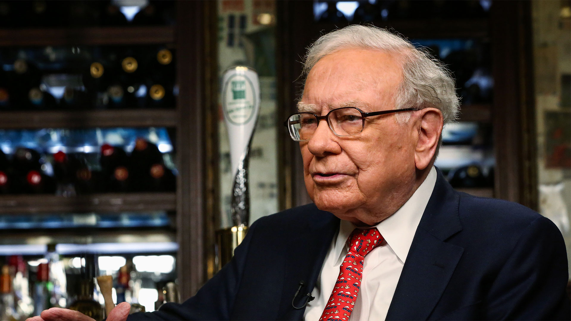 Panik an der Börse – und was macht Warren Buffett? Er kauft millionenfach diese Aktie (Foto: Bloomberg/Getty Images)