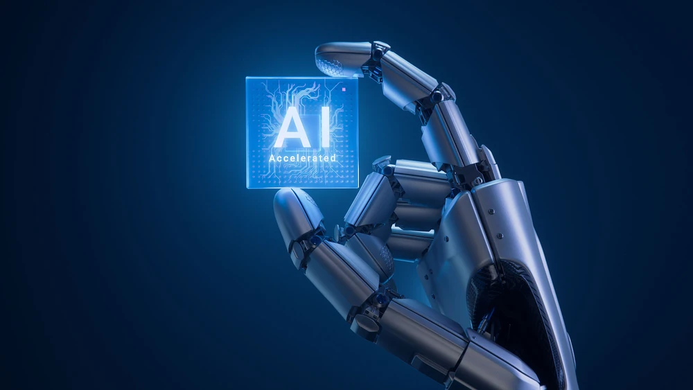 Die Metallhand eines humanoiden Roboters hält einen innovativen und fortschrittlichen KI-beschleunigten Chip. 