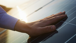JinkoSolar geht baden, „dynamische“ SolarEdge und Enphase   / Foto: Shutterstock