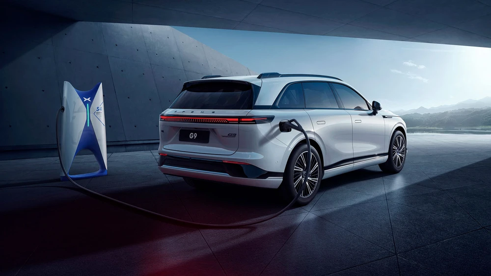 SUV Modell Xpeng G9 an Ladestelle