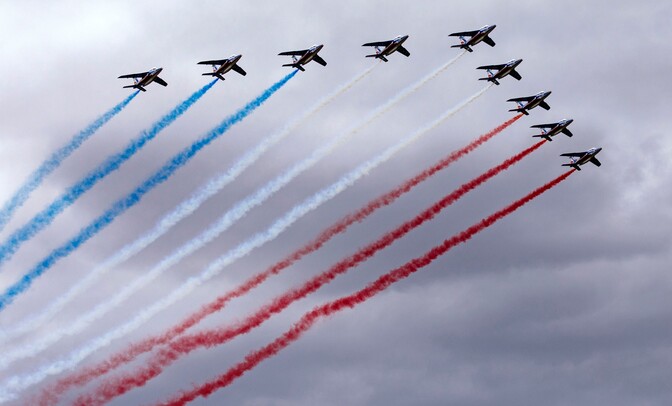 Caças franceses sobrevoam Paris no feriado nacional
