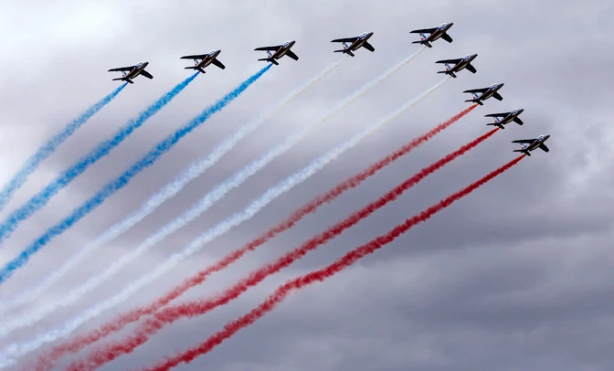 Französische Kampfjets fliegen zum Nationalfeiertag über Paris hinweg