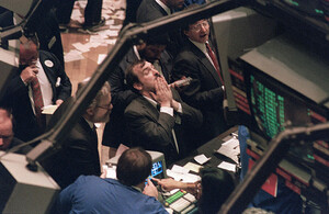 Blitz‑Update: US‑Börsen stürzen ab; Dow Jones verliert 1.100 Punkte, Tech‑Aktien rauschen 5 Prozent nach unten; Apple vor wichtigem Test  / Foto: Shutterstock