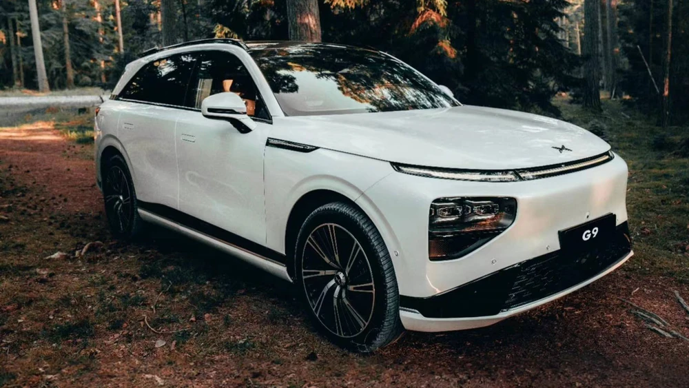SUV Modell Xpeng G9 parkt auf Waldweg