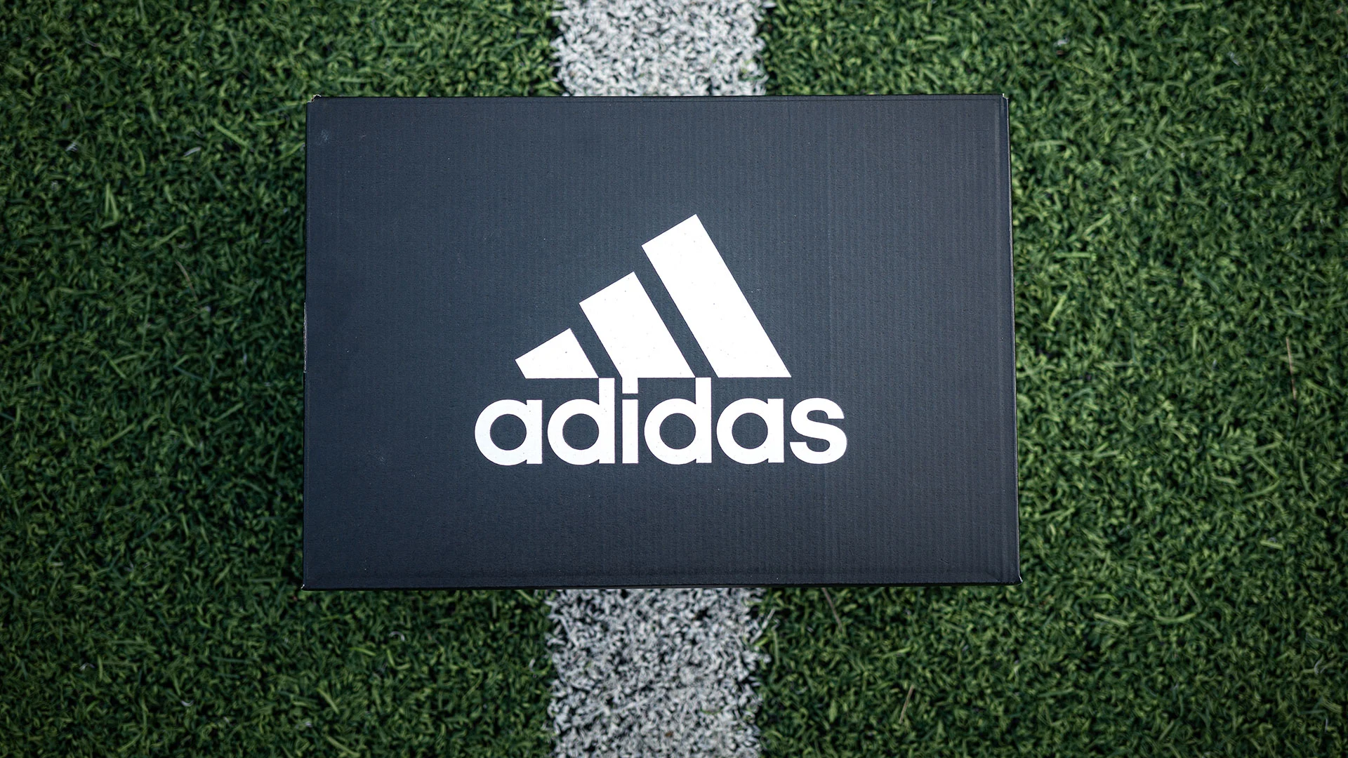 Adidas‑Aktie rauscht ab ‑ so geht es weiter (Foto: Nattawit Khomsanit/Shutterstock)