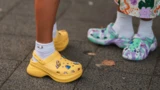 Crocs: Crocs: Plötzlich krass unter Druck