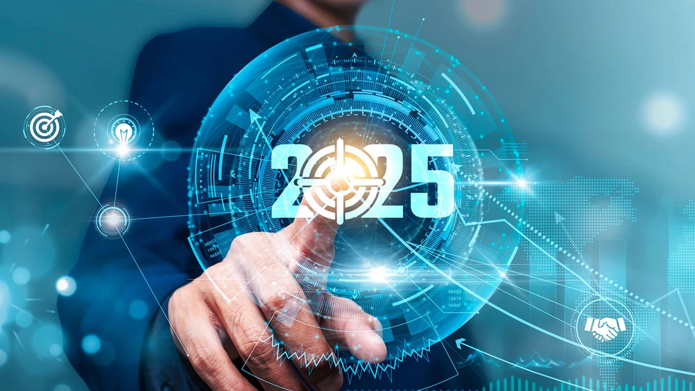 Geschäftsmann berührt Zielsymbol auf virtuellem Bildschirm mit 2025