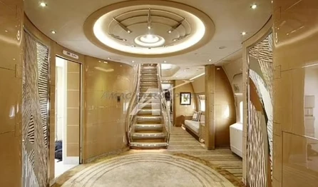 Der Flur im Luxus-Jumbo ist in goldenen Farbtönen gehalten