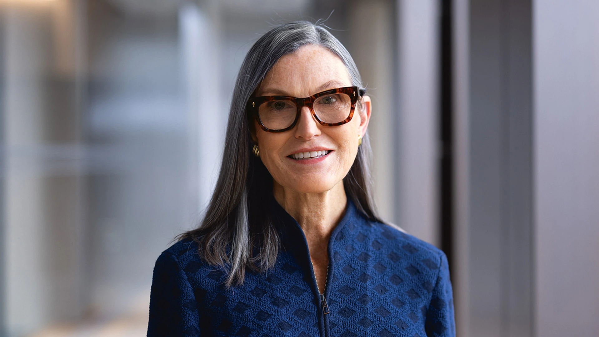 Cathie Wood im Kaufrausch: Star‑Investorin stockt diese unbekannten Perlen auf  (Foto: Bloomberg/Kontributor/Getty Images)
