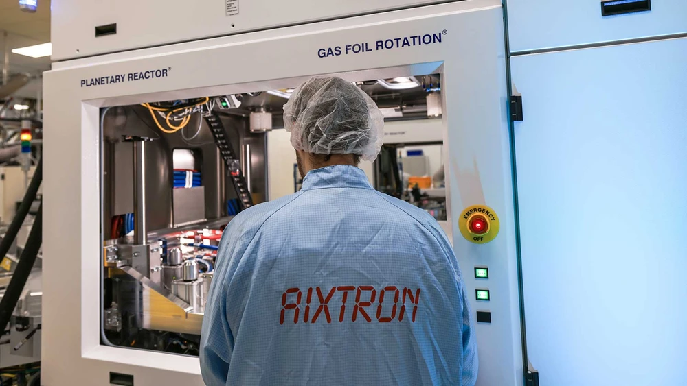 Massiver Auftragsboom bei Aixtron im Bereich der Optoelektronik für KI-Rechenzentren. Das Unternehmen aus Herzogenrath produziert hochspezialisierte Beschichtungsanlagen für die Halbleiterindustrie, die zur Herstellung von modernen Elektronik- und Laserschichten benötigt werden. Im Frühjahr hat Aixtron die Jahresprognose erhöht.