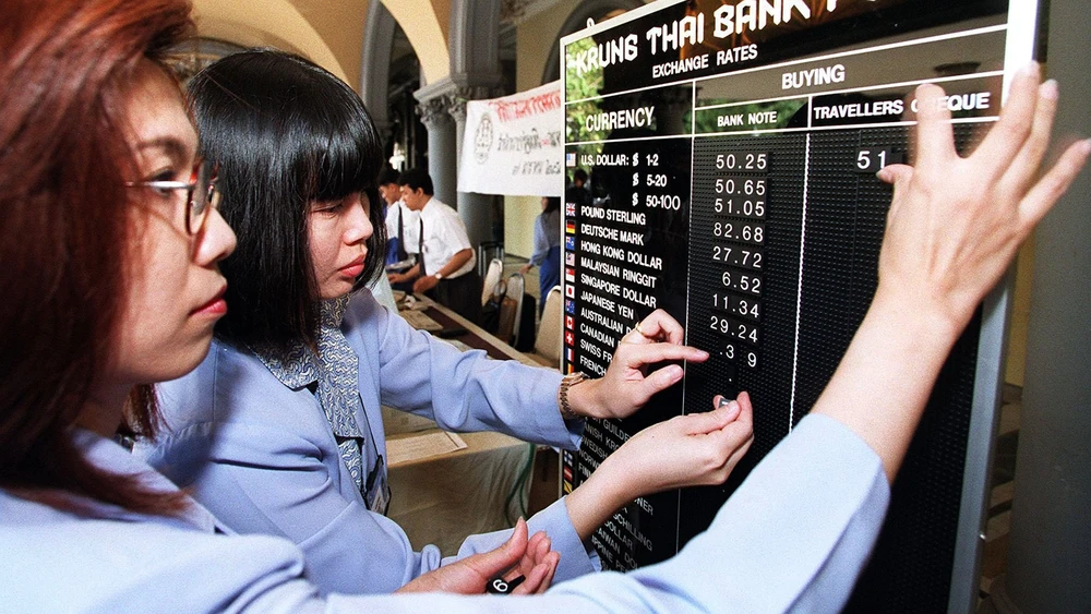 28. Oktober 1997: DAX -7,8 Prozent. Enorme Investitionen auf Kredit führen zur Asienkrise. Sie beginnt in Thailand und schwappt auf andere asiatische Länder über.