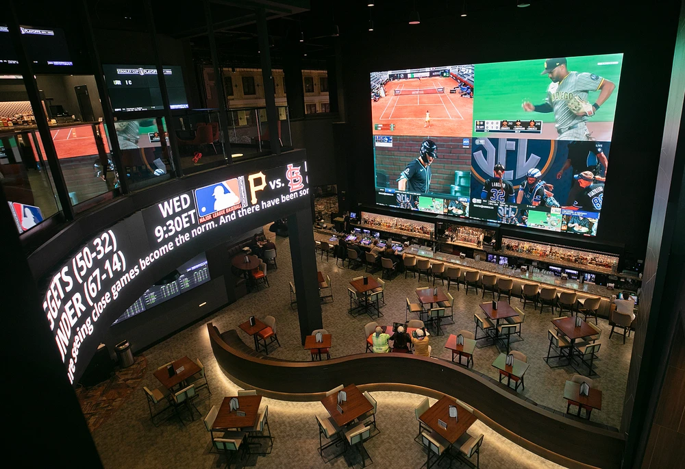 Public Viewing in einem Wettbüro von DraftKings – die traditionellen Buchmacher fürchten sich vor den neuen Wettbewerbern auf dem lukrativen Glücksspielmarkt.