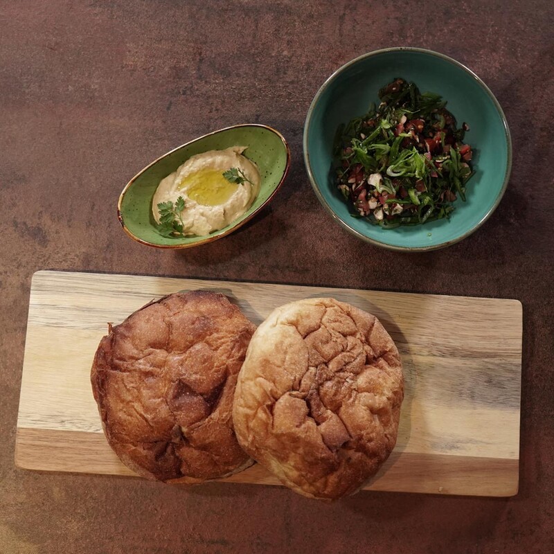 Fladenbrot mit Hummus und Tabbouleh