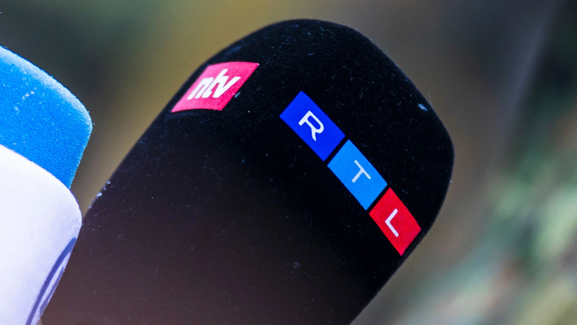 Kommentar: Zwergenhochzeit im Schatten der Giganten. RTL kauft Sky. Aber die Welt schaut auf KI statt Fußball und Dschungel (Foto: Karolis Kavolelis/Shutterstock)
