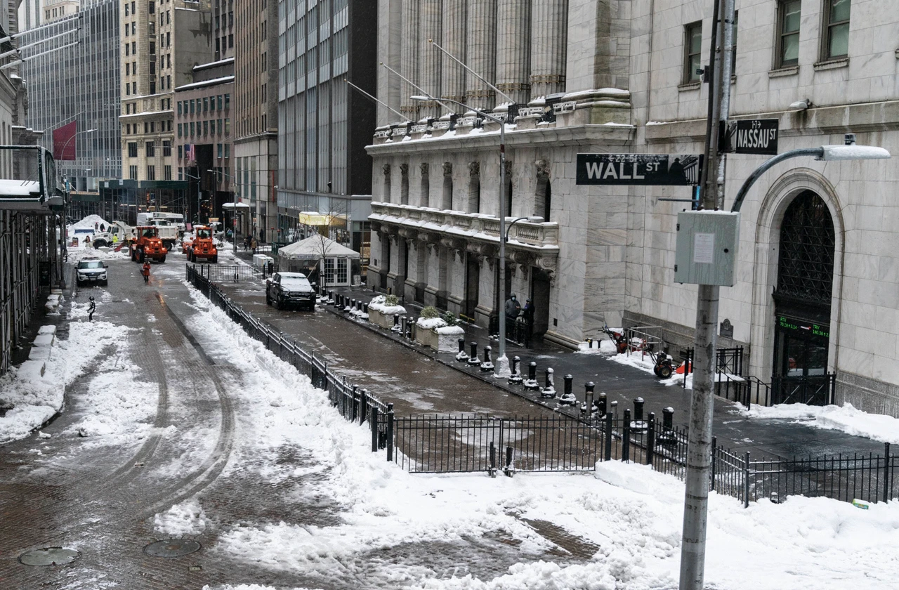 Schlussglocke: Dow Jones verliert deftig – Milliardär bekennt sich als Shortie – Tech-Aktien schwach – Tesla ganz schlimm