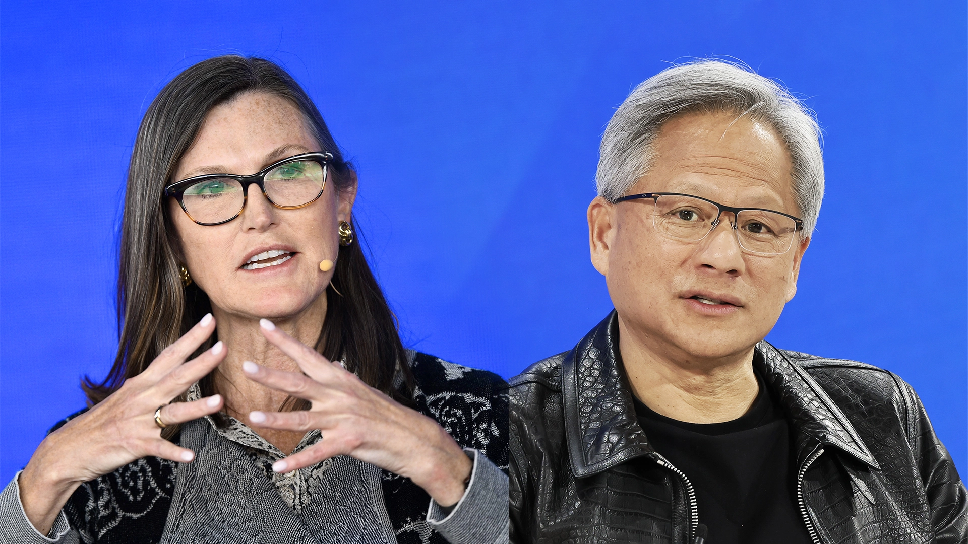 Nvidia CEO und Cathie Wood sind einig: Diese bekannte Tech&#8209;Aktie bietet enormes KI&#8209;Potenzial  (Foto: Michael M. Santiago/Getty Images, Patrick T. FALLON/AFP/Getty Images)
