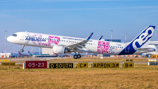 Airbus Flugzeug Modell A321XLR Giant QR Code Livery steht am Boden