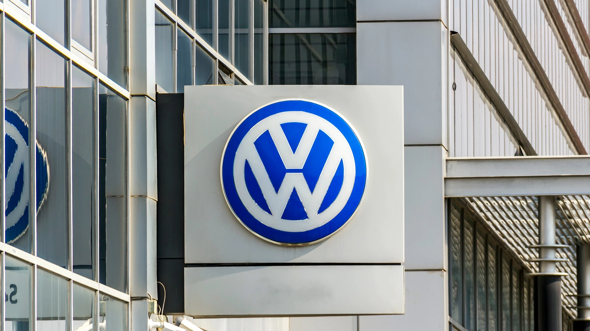 Schlechte Nachrichten im Doppelpack: Kommt es für die Aktie von Volkswagen jetzt ganz dicke? (Foto: multitel/Shutterstock)