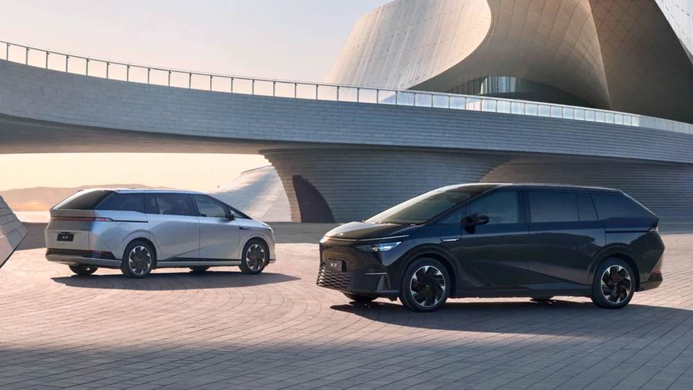 2 Modelle des Xpeng Elektrovans X9