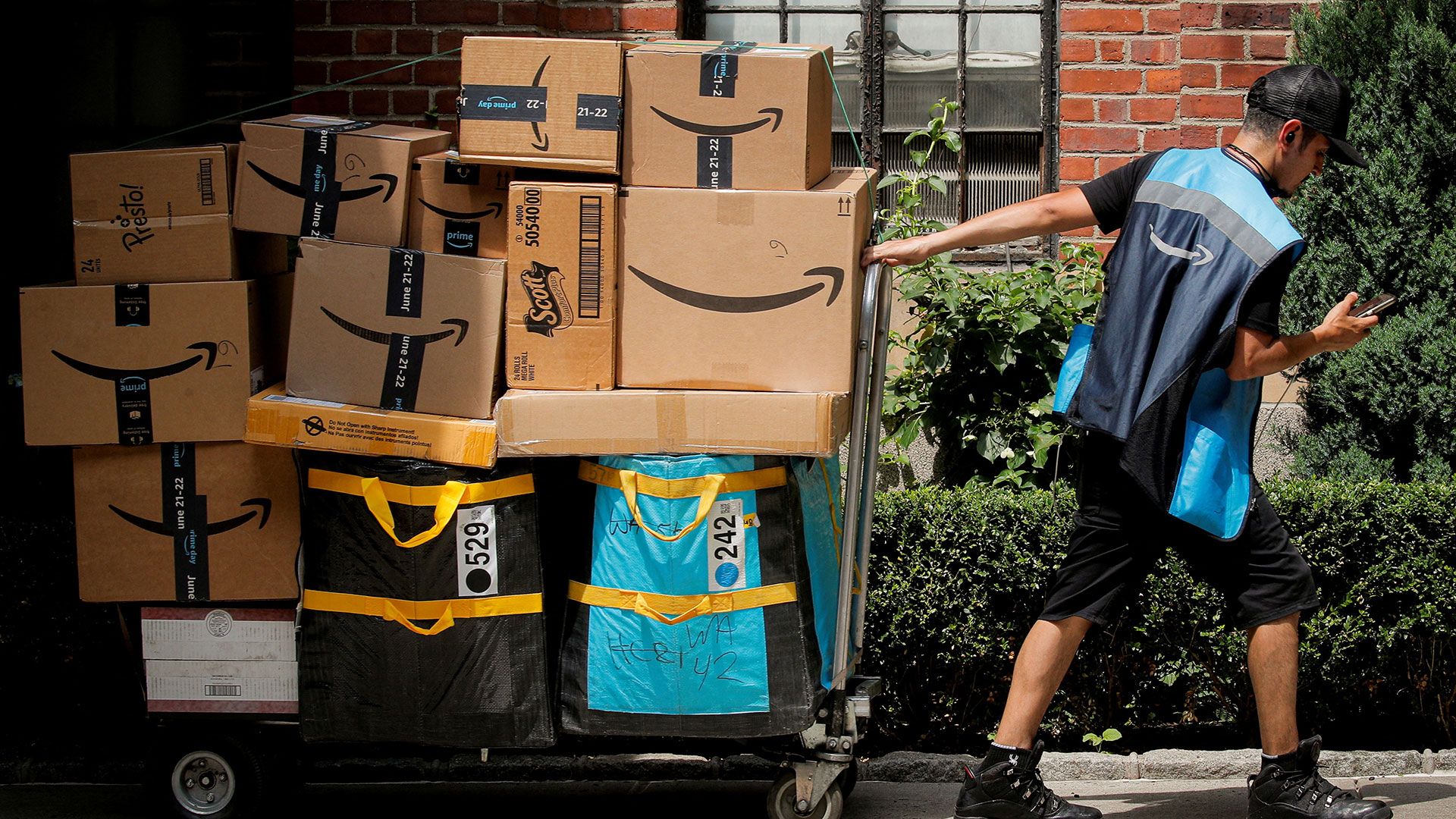 Amazon schließt Lager in Großbritannien – Luft für E&#8209;Commerce Riesen wird dünn (Foto: Brendan McDermid/REUTERS)