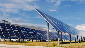 Canadian Solar: KGV 4 – Einstiegskurse beim Solarmodul‑Hersteller?  / Foto: Parilov/Shutterstock