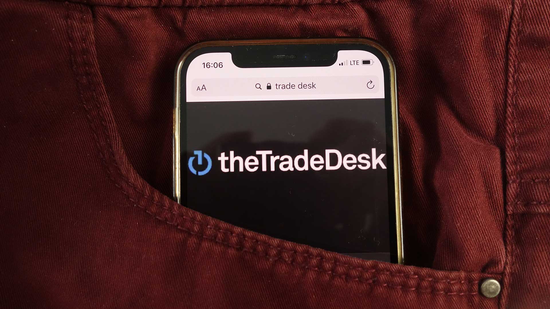 Auch beim Werbeplattformbetreiber The Trade Desk fürchten Investoren eine nachlassende Wachstumsdynamik, weil KI den Online-Werbemarkt verändern könnte. Für 2026 wird nur noch ein einstelliges Umsatzwachstum erwartet.