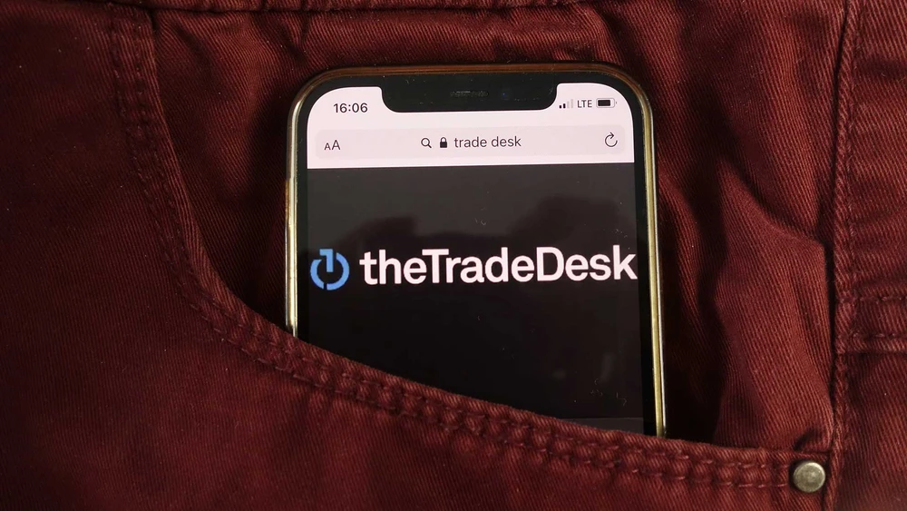 Auch beim Werbeplattformbetreiber The Trade Desk fürchten Investoren eine nachlassende Wachstumsdynamik, weil KI den Online-Werbemarkt verändern könnte. Für 2026 wird nur noch ein einstelliges Umsatzwachstum erwartet.