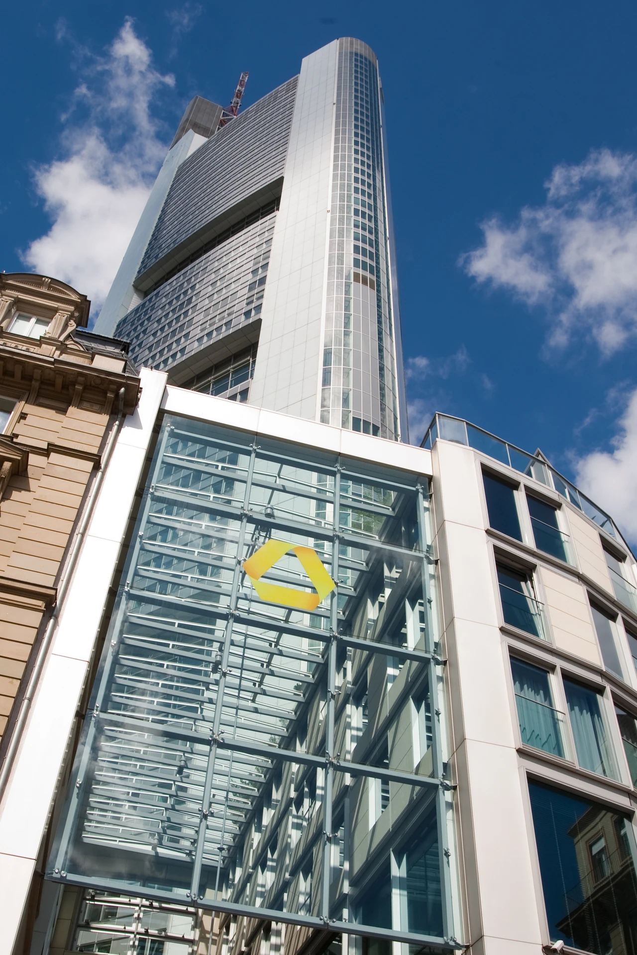Commerzbank: Sorgen wegen Razzia - Aktie mit roter Laterne!
