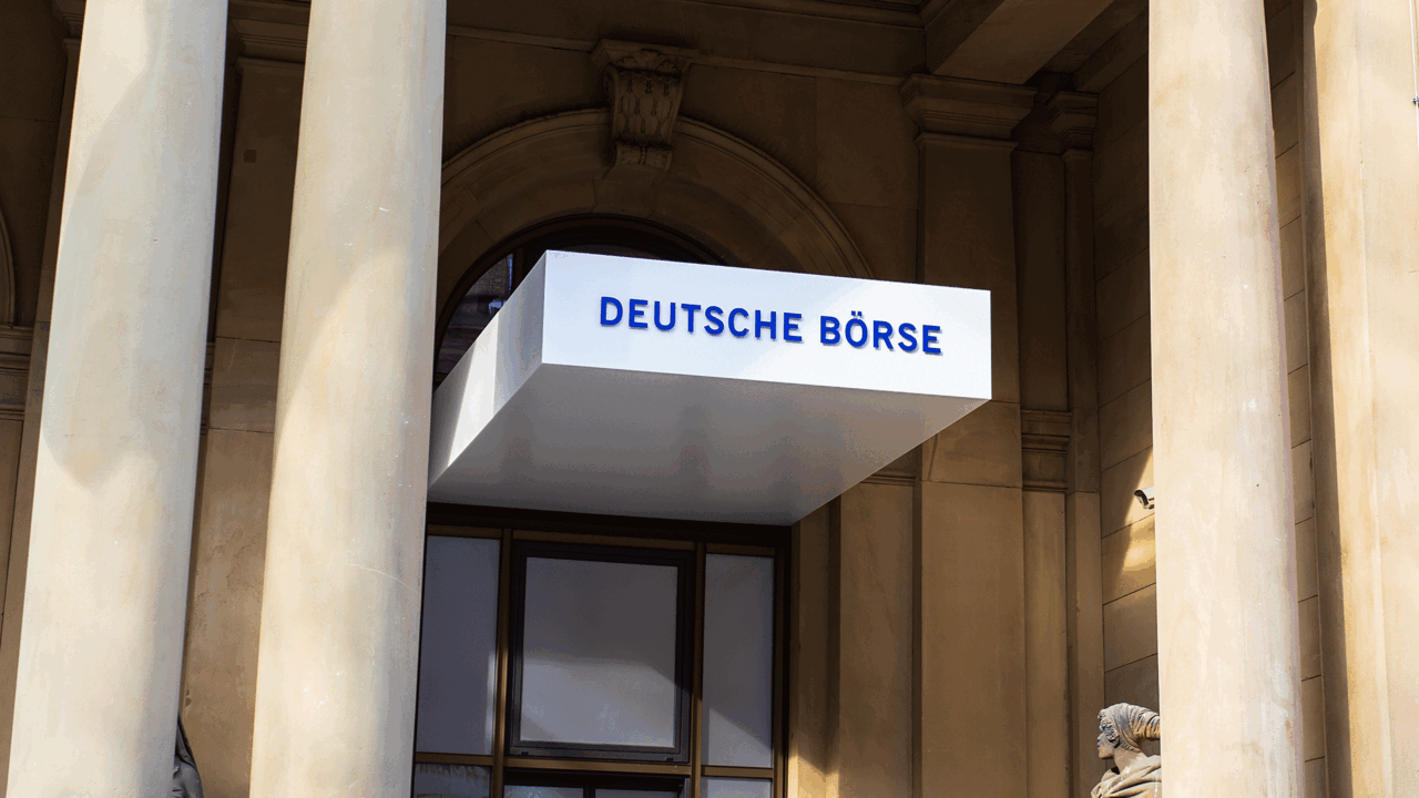 Deutsche Börse hebt Prognose an