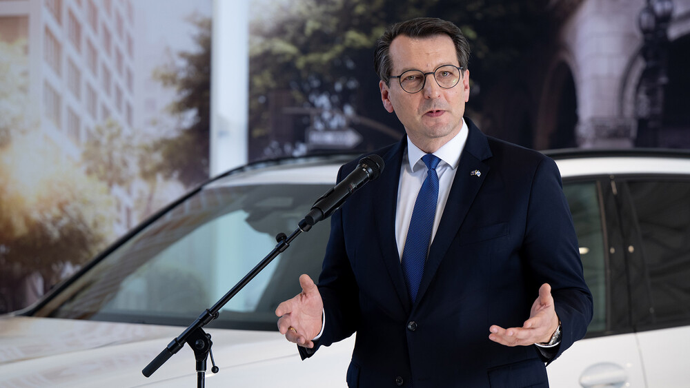 Milan Nedeljkovic, CEO von BMW, gestikuliert am Rednerpult vor einem BMW