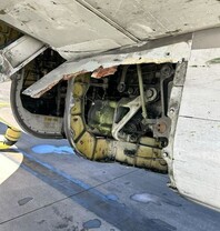 Rumpfteil bei alter Boeing 737 von United Airlines herausgebrochen