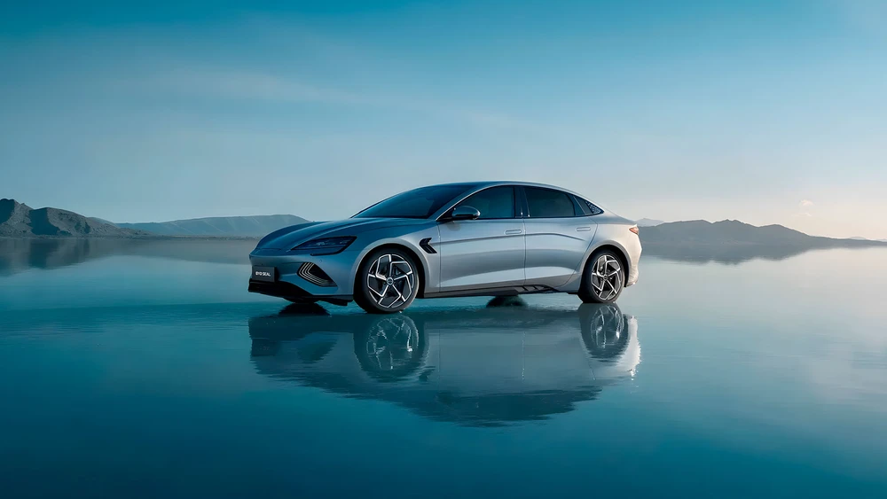 BYD Seal steht auf gefrorener Fläche in Eislandschaft