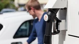 DAX: Kommentar zu Corona und DAX: „Undenkbares geschieht“ – Gefahr und Hoffnung für BMW, VW, Solar‑Aktien. „Wir kaufen heute – auch Wasserstoff“