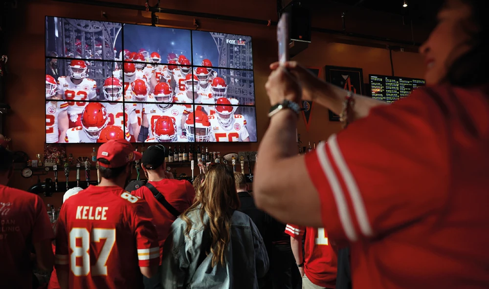 Fans der Kansas City Chiefs verfolgen den Super Bowl – Kalshi bot in diesem Jahr zum ersten Mal Wetten zu diesem Event an.
