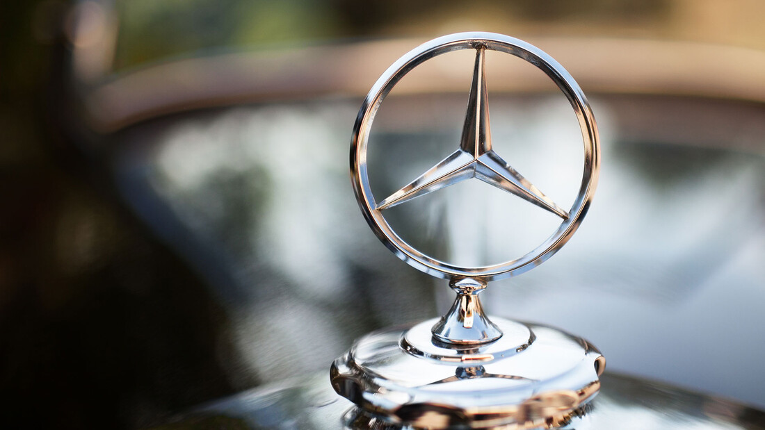 Gewinneinbruch bei Konkurrenz: Was droht bei den Zahlen von Mercedes&#8209;Benz? (Foto: THEPALMER/iStockphoto)