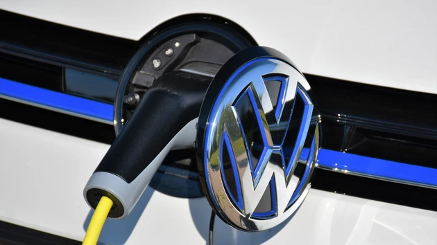 Volkswagen: Trotz schwacher Nachfrage nach E‑Autos – Konzern hält an Strategie fest