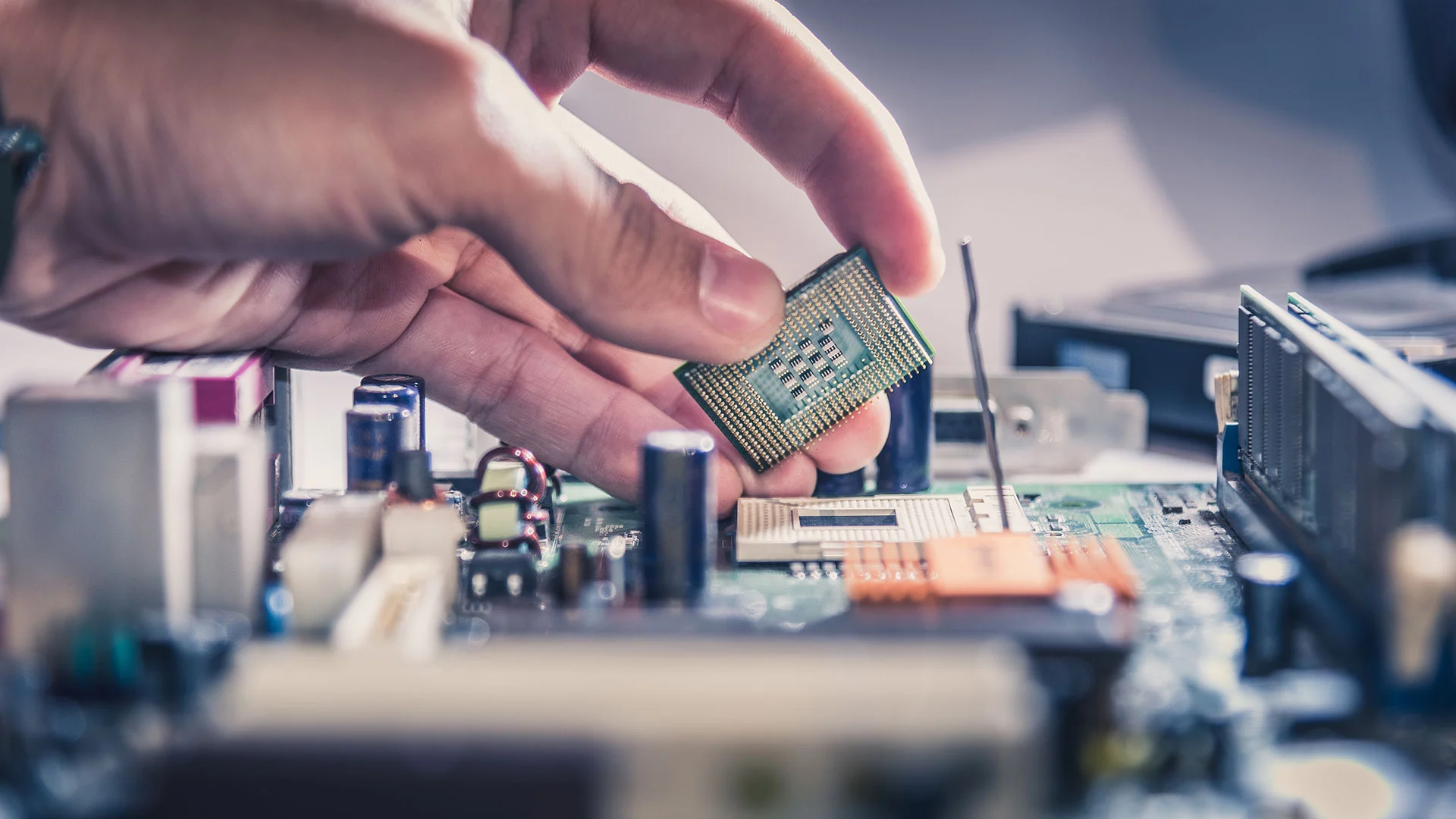 Aktien von ASML, Infineon und Aixtron rutschen ab: Läuten bei Chipwerten jetzt die Alarmglocken? (Foto: TimeStopper69/Shutterstock)