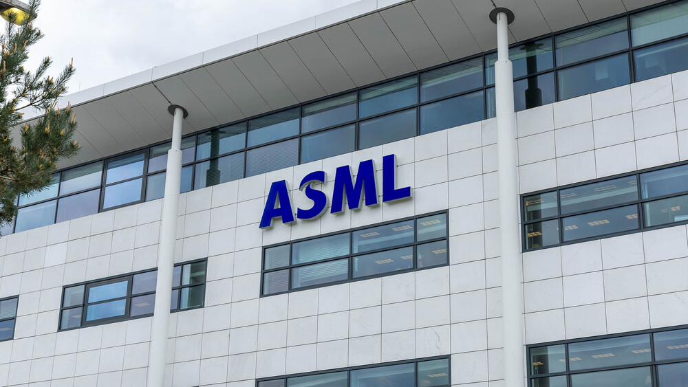 ASML Logo an Firmengebäude