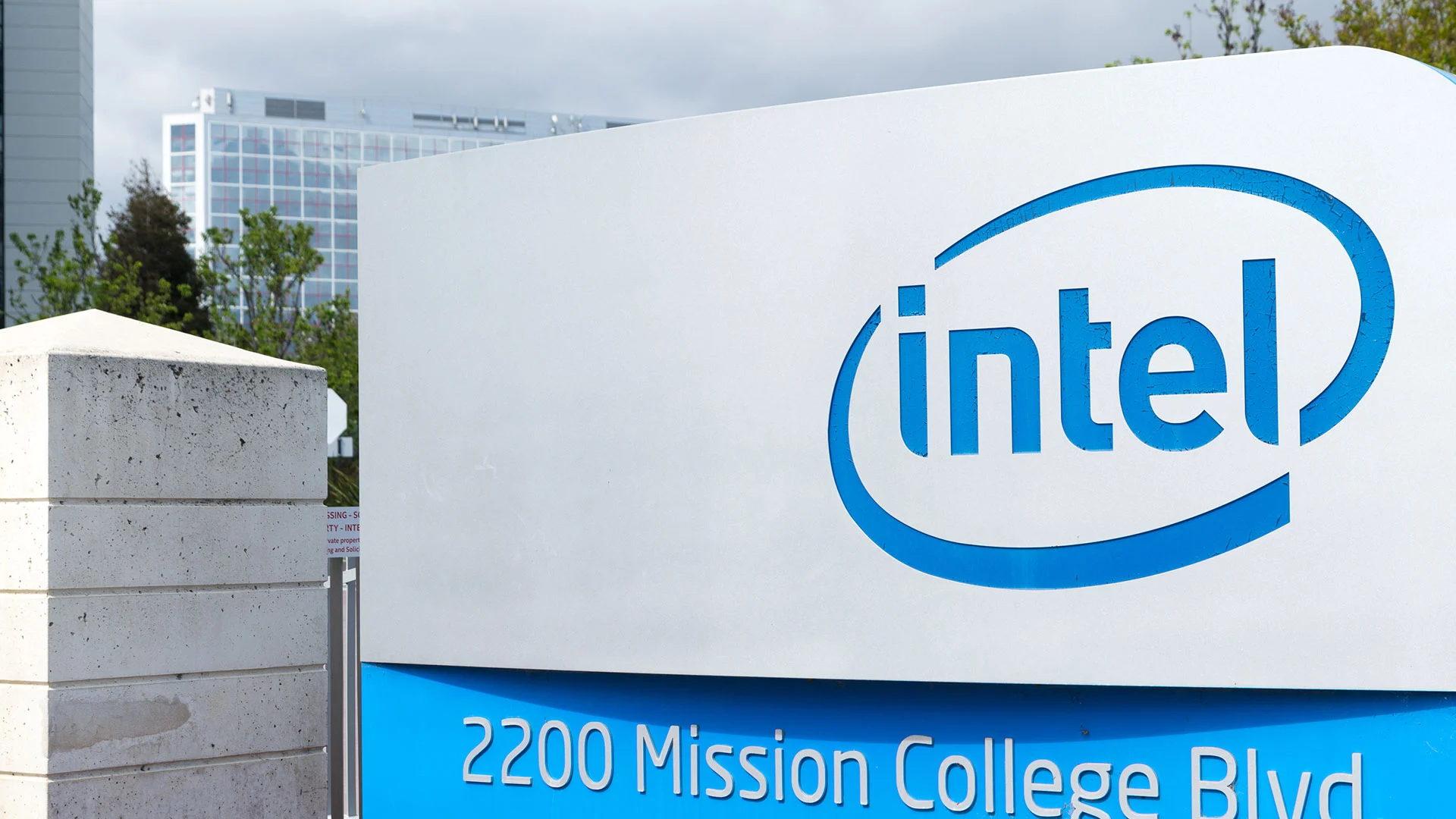 Chip&#8209;Schock: Intel tiefrot, Aktie stürzt ab (Foto: Shutterstock)