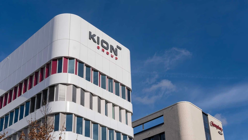 Europas Marktführer bei Gabelstaplern, Lagertechnik und automatisierten Lieferketten-Lösungen leidet unter einem aggressiven Preiswettbewerb durch chinesische Anbieter. Der operative Gewinn dürfte nach einem schwachen Vorjahr dem Analystenkonsens zufolge 2026 dennoch wieder von 789 Millionen Euro auf 862 Millionen Euro steigen.
