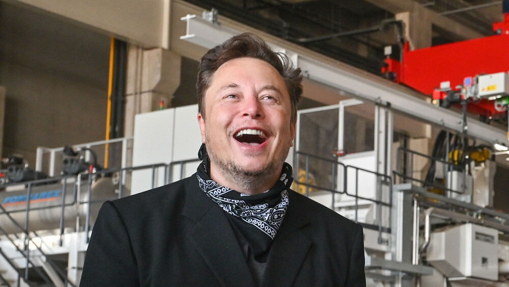 Elon Musk, Tesla-Chef in der Gießerei im Werk der Tesla Gigafactory in Grünheide bei Berlin