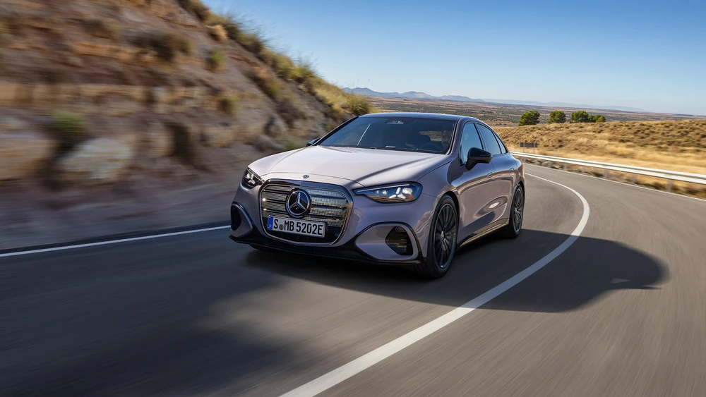 Mercedes C-Klasse fährt über Landstraße in bergiger Landschaft