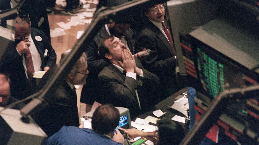 26. Oktober 1987: DAX -7,7 Prozent (rückgerechnet). Der Schwarze Montag geht in die Geschichte ein. Es ist der erste Crash nach dem Zweiten Weltkrieg. Die Börse ist überhitzt, die Inflation zieht an, zudem ist der Computerhandel unausgereift. Eine toxische Mischung.